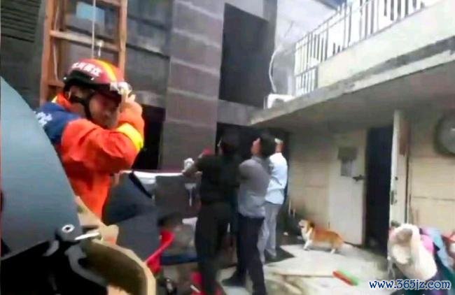消防回应火灾母女坠楼 还原救援过程 现场条件限制救援手段